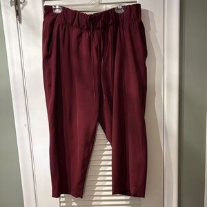 Livi Active Women's Burgundy Cropped Pants